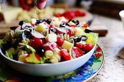 Греческий салат с макаронами