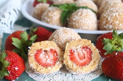 Десертные шарики с клубникой