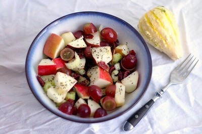 Яблочный салат с клюквой