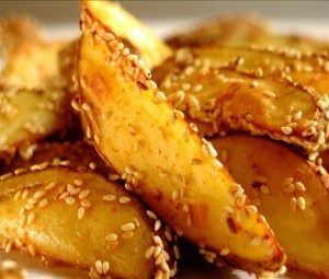 Хрустящий картофель, запеченный с кунжутом