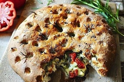Средиземноморская фокачча с помидорами и шпинатом