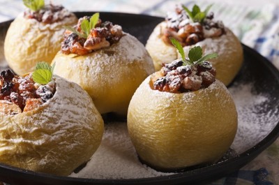 Запеченные яблоки с семечками и изюмом