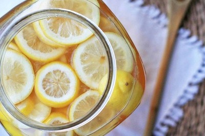 Витаминный напиток с лимоном и куркумой