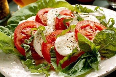 Салат «Капрезе» с соусом песто